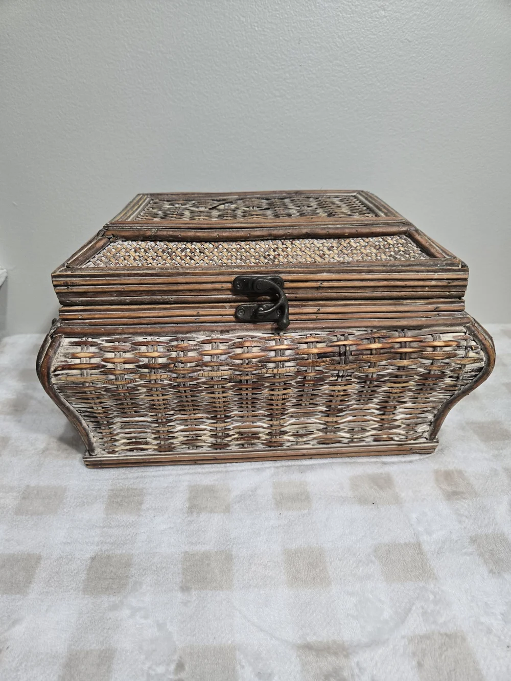 Vintage Wicker Wood Storage Chest Trunk Hinged Lid Metal Latch Brown Woven Chest